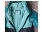 Een turquoise jas met capuchon met zwarte details.