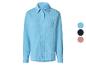 Chemise bleue pour femme avec trois options de couleur : bleu, noir et rose.