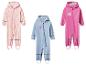 Drie kinderregenpakken: roze met hartjes, blauw met een hart en roze met een regenboog.