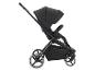 Een zwarte kinderwagen met grote wielen en een ruime boodschappenmand.
