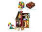 Een LEGO Up-huis met Carl Fredricksen en Russell, inclusief ballonnen en een klein boekje.