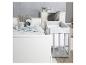 Kinderkamer met wit bed, grijs ledikant en bureau met een 'LITTLE STAR' lamp.