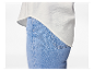 Lichtbeige overhemd en lichtblauwe jeans.