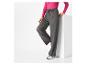 Pantalon gris foncé avec cordon de serrage et baskets blanches.