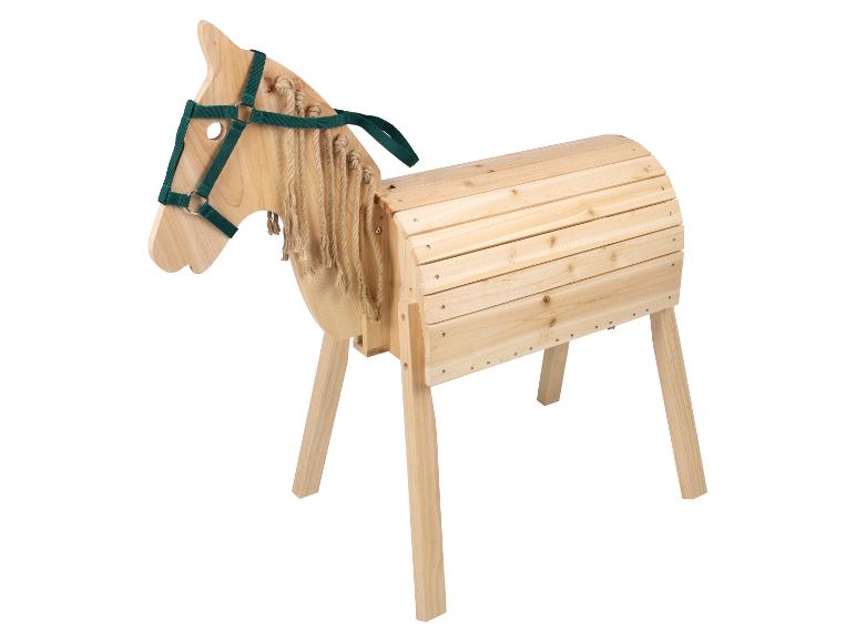 Houten speelpaard met groen hoofdstel en touwen manen.