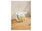 Wit opbergrek met twee doorzichtige containers gevuld met snacks en granen.
