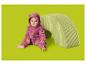 Een baby in een roze pluizig pak zit naast een lichtgroene speelvorm.