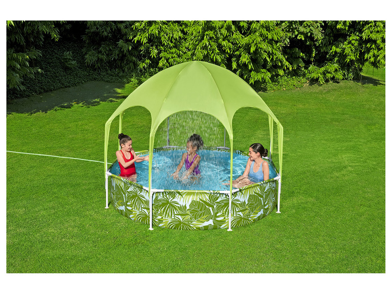 Kinderen spelen in een opblaasbaar zwembad met een groene luifel.