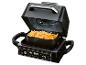 Friteuse à air avec frites, couvercle ouvert et panneau de commande numérique.
