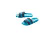 Twee turquoise slippers met donkerblauwe en lichtblauwe strepen.