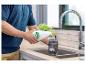 Persoon giet Bissell Natural Multi-Surface vloerreinigingsoplossing in een reinigertank.