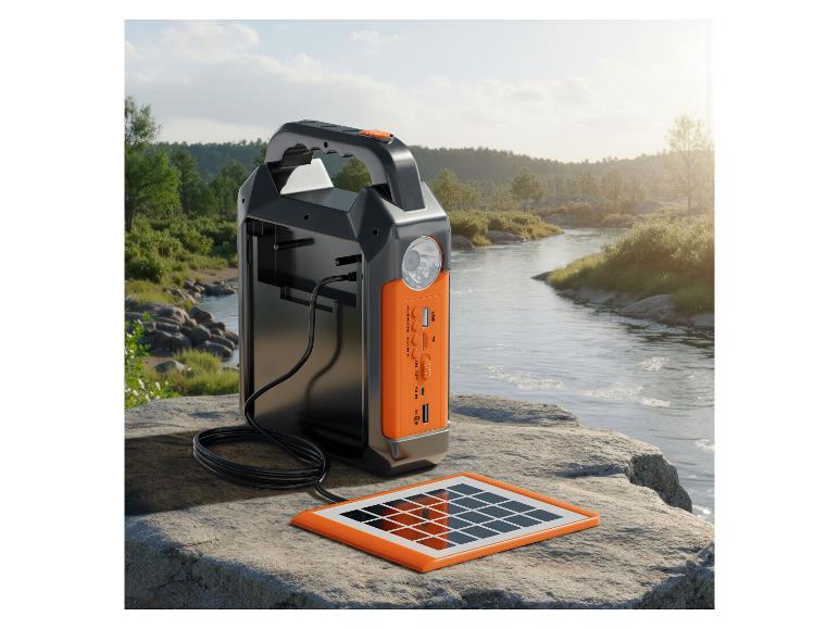 Centrale électrique portable et panneau solaire sur un rocher au bord d'une rivière.