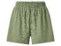 Short vert en tissu froissé avec une taille élastique.