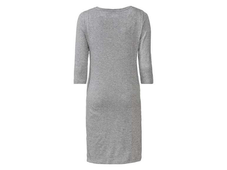 Une robe longue grise à manches trois quarts.