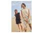 Deux femmes en shorts et t-shirts sur des dunes de sable.
