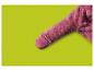 Roze pluizige mouw van een badjas of pyjama op een limoengroene achtergrond.