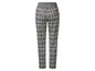 Zwarte broek met ruitjespatroon.