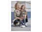 Een vrouw en een meisje dragen beige trenchcoats en witte sneakers.