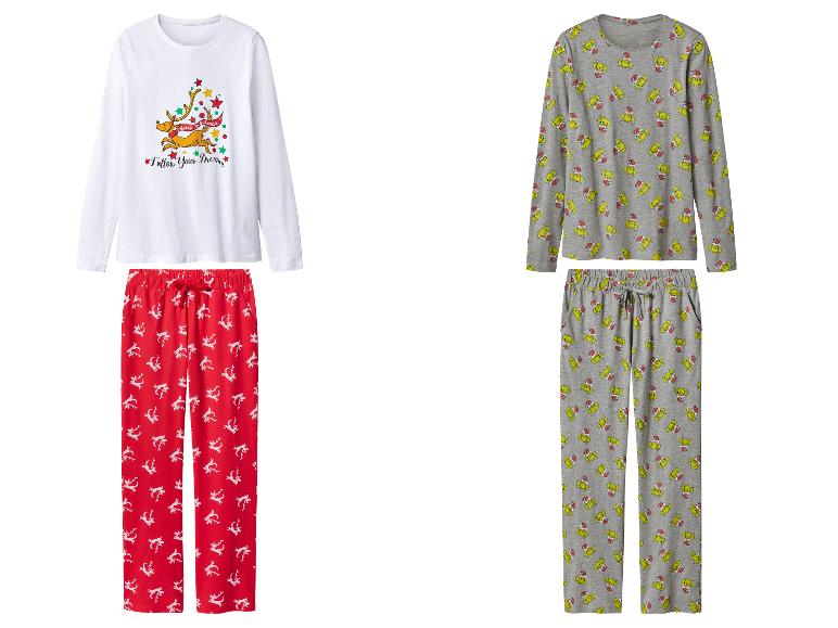 Twee kerstpyjamasets: één wit met rode rendieren en één grijs met de Grinch.