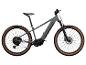 Een grijze elektrische mountainbike met Maxxis banden en Shimano onderdelen.