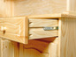 Een houten kast met een open lade
