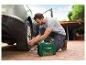 Man pompt autoband op met Parkside compressor.