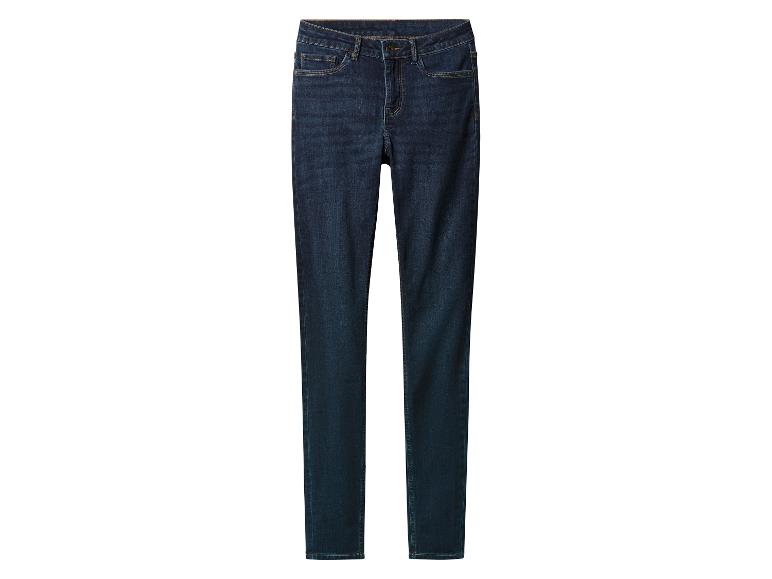 Jean en denim bleu foncé légèrement délavé sur les cuisses.