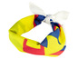 Een gele bandana met blauwe en rode details.