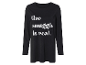 T-shirt noire à manches longues avec l'inscription 'the snuggle is real' en argent.
