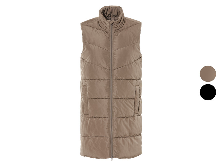 Een lange, beige gewatteerde vest