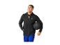 Homme en sweat-shirt noir à fermeture éclair et pantalon bleu tenant un ballon.