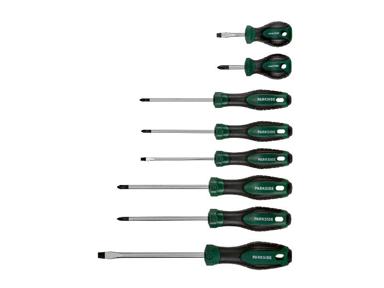 Ensemble de huit tournevis à poignée verte et noire, avec différentes têtes et tailles.