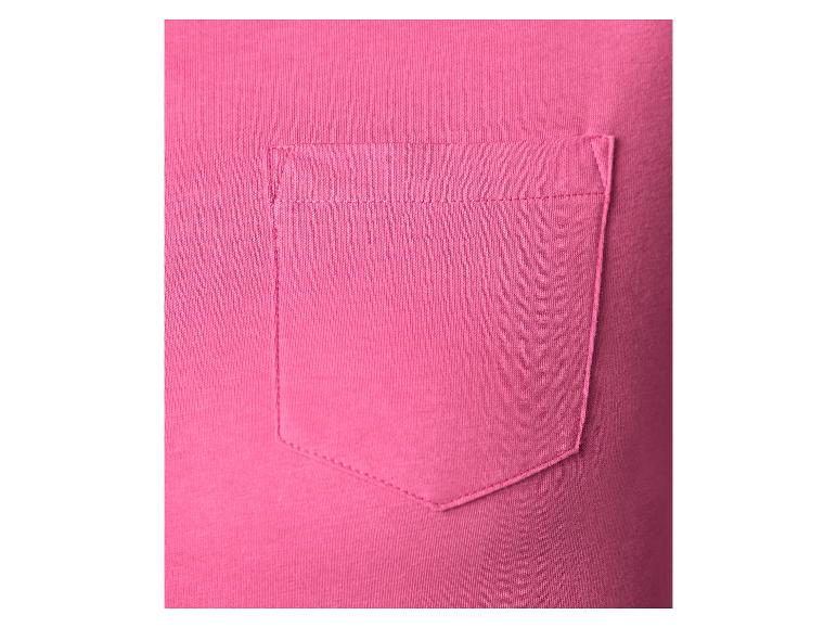Poche rose sur un t-shirt en coton