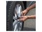 Mains utilisant une clé à douille pour serrer l'écrou de roue d'une voiture.