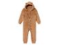 Een baby onesie met een berenhoed.