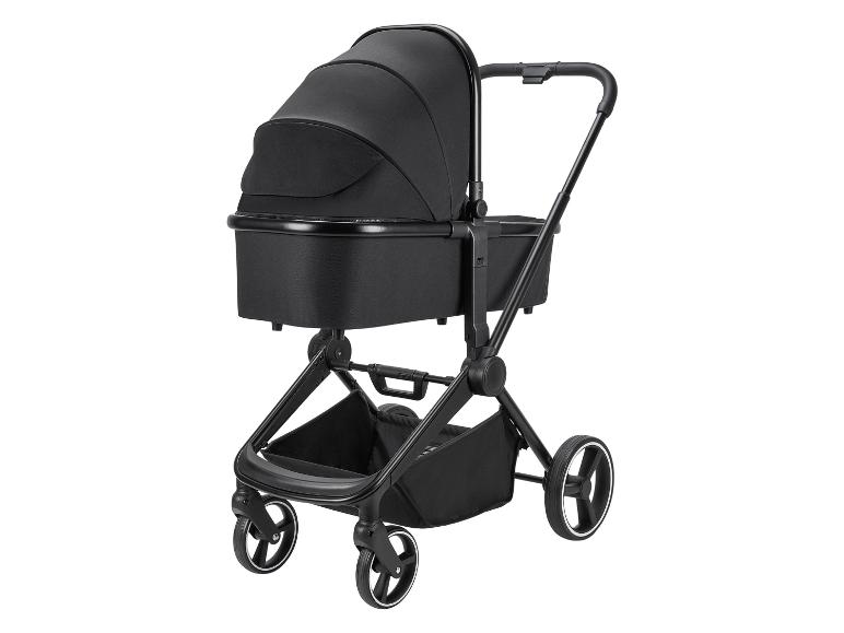 Een zwarte kinderwagen met een draagmand en een boodschappenmand.