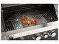 Grill met grillrooster, spiesen en bedieningspaneel met Grillmeister logo.
