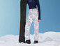 Een snowboard en ski-broek met een geometrisch patroon.