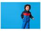 Lachende jongen in blauw en rood skipak