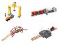 Houten speelgoedtreinsets en accessoires, waaronder een kraan, tunnel, brug en spoorwegovergang.