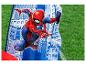 Opblaasbaar waterspeelgoed met superheld op stadsachtergrond, spuitend water op het gras.