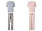 Twee damespyjamasets: één effen grijs met een paisley-broek, en één effen roze.
