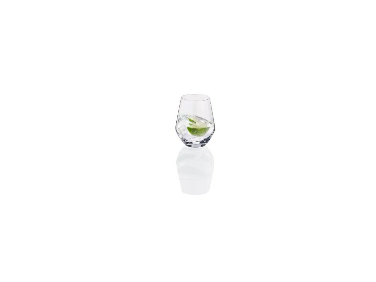 Un verre en verre avec du citron vert et de la glace.