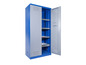 Een blauwe metalen kast met openstaande deuren en legplanken.