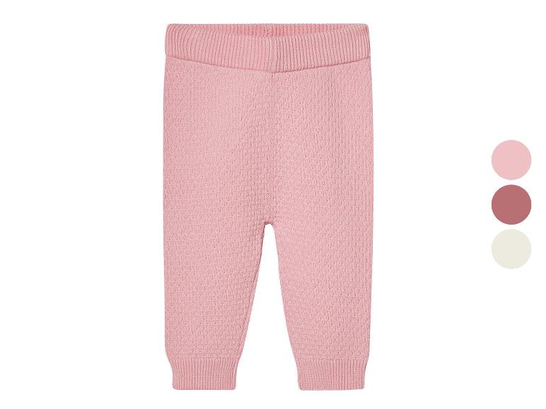 Pantalon rose en tricot pour bébé.