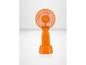 Een oranje draagbare ventilator met een stand.