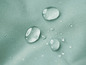 Waterdruppels op een groene stof