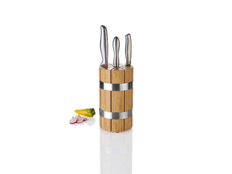 Couteaux de cuisine dans un support en bois avec des ingrédients de cuisine.
