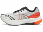 Witte en oranje hardloopschoen met zwarte veters en zool