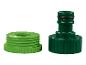 Een groene tuinslangkoppeling en een adapter.